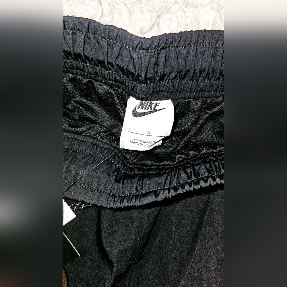 New Nike standard fit tapered leg regular length joggers/pants, size Large - Picture 4 of 7